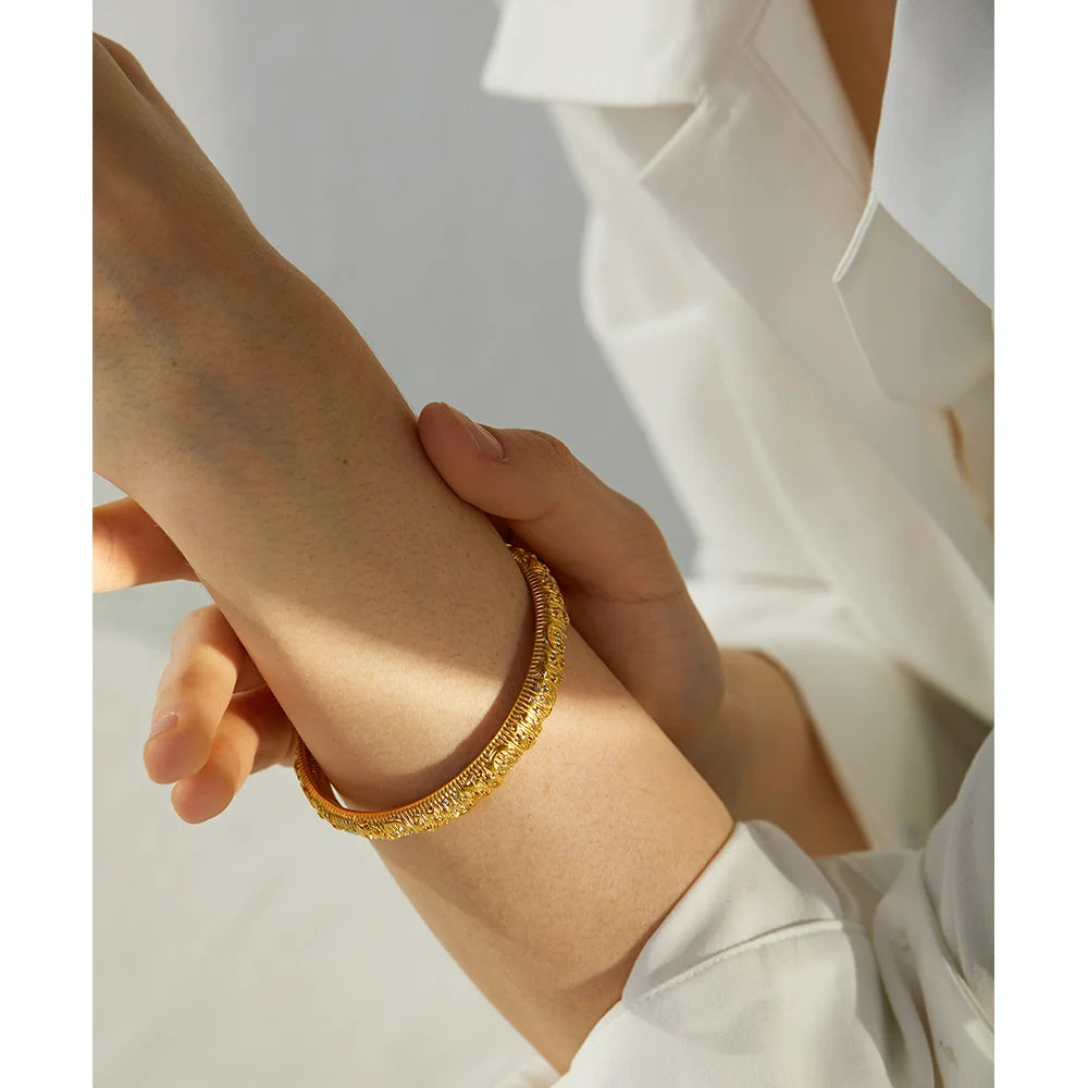 Lara Chic Cuff